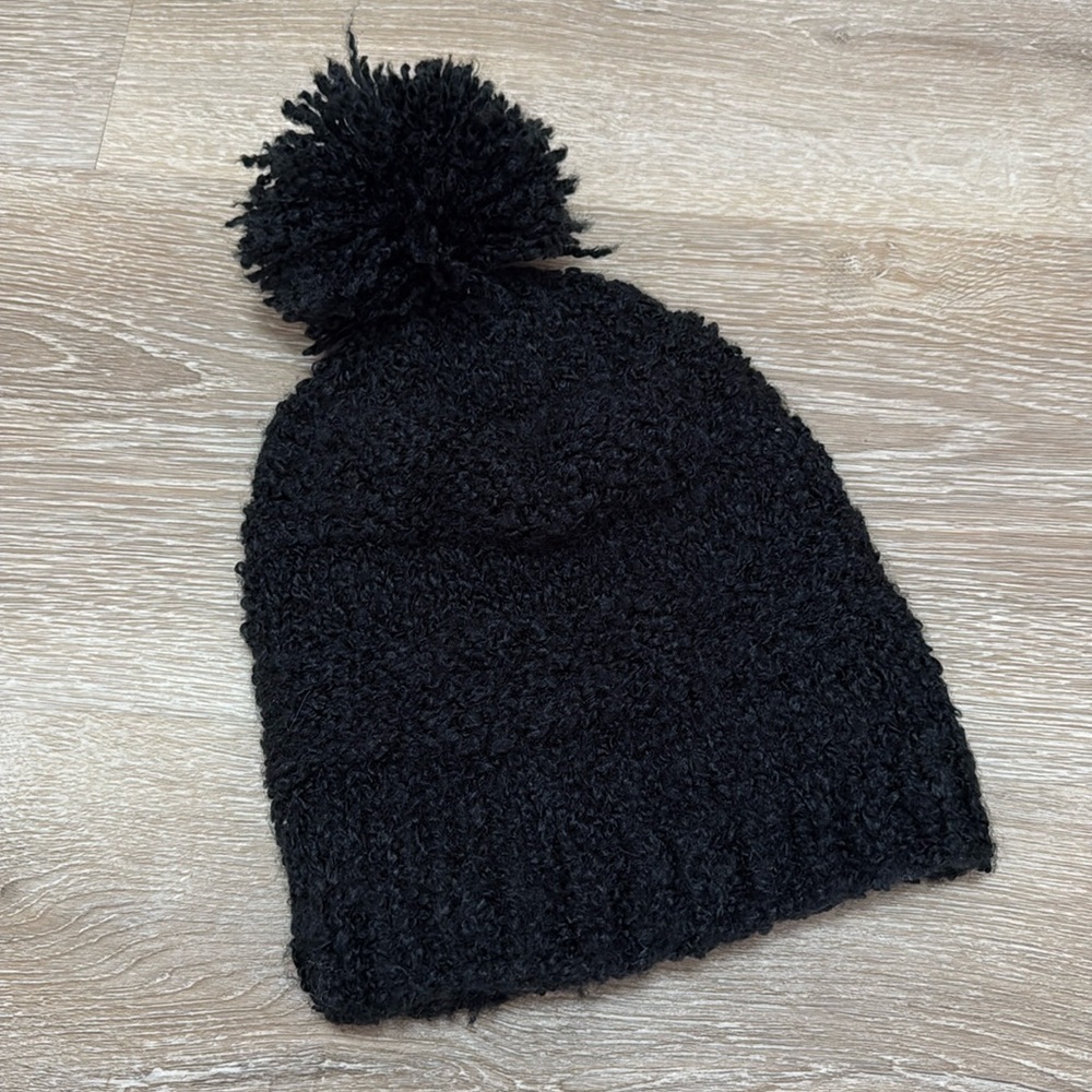 black pom pom beanie 🖤